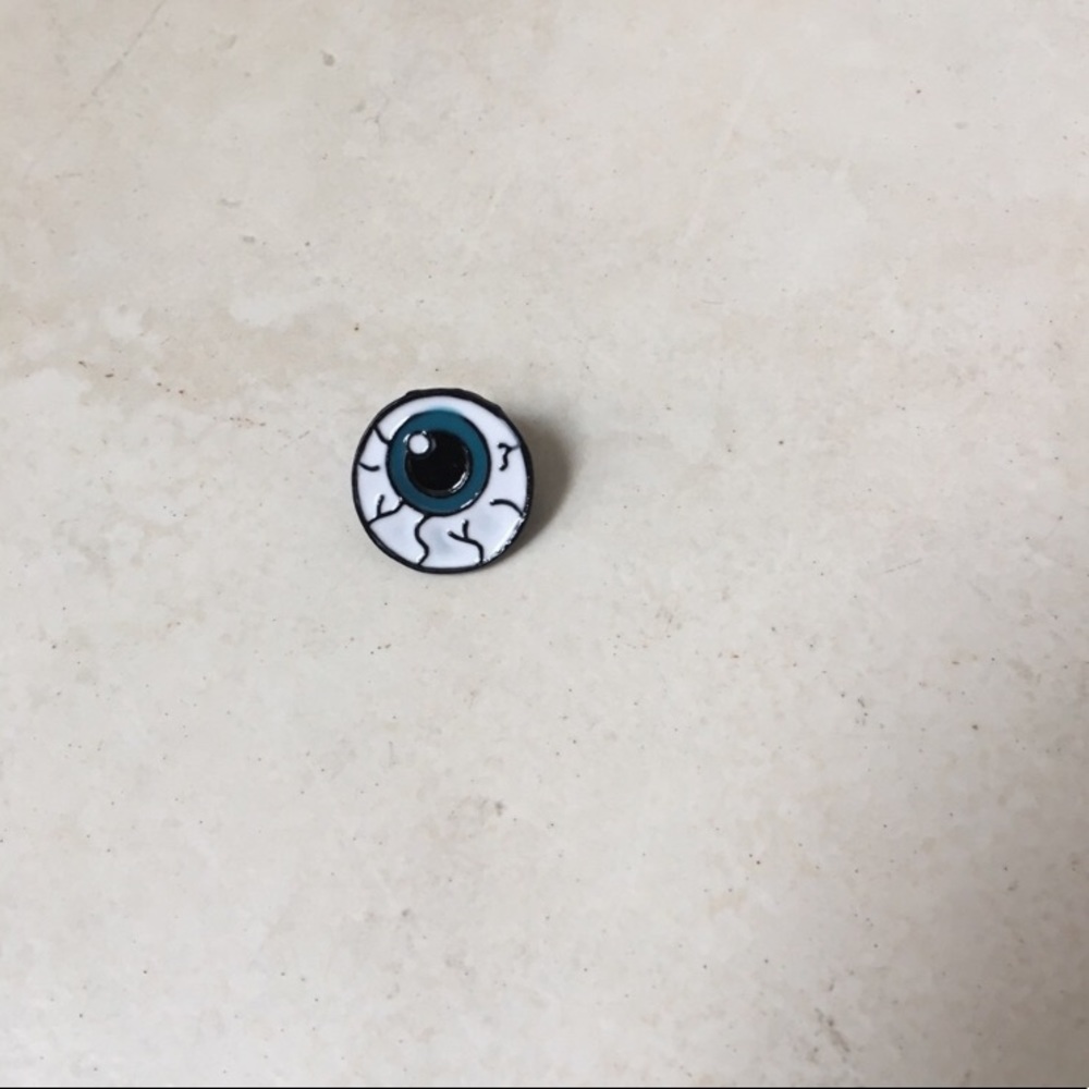 Eyeball Pin 👀 - Picture 2 of 4